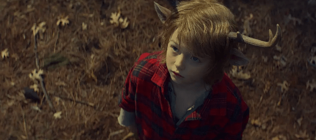 这也正呼应到了剧中的主角,中文版标题的《鹿角男孩》.