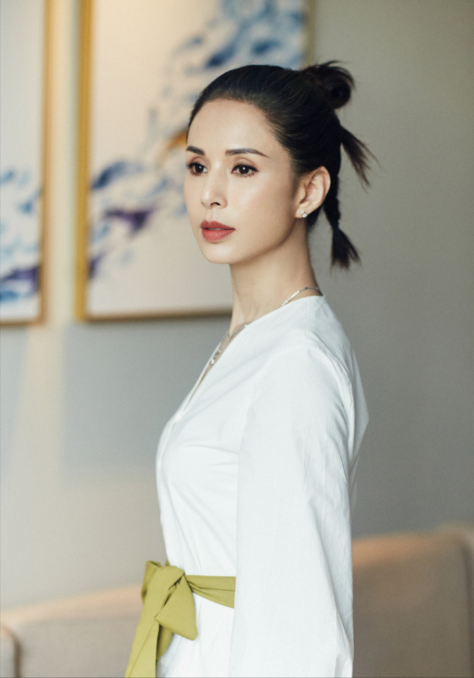 李若彤晒白色长裙美照最美王语嫣保养有方身材姣好如初