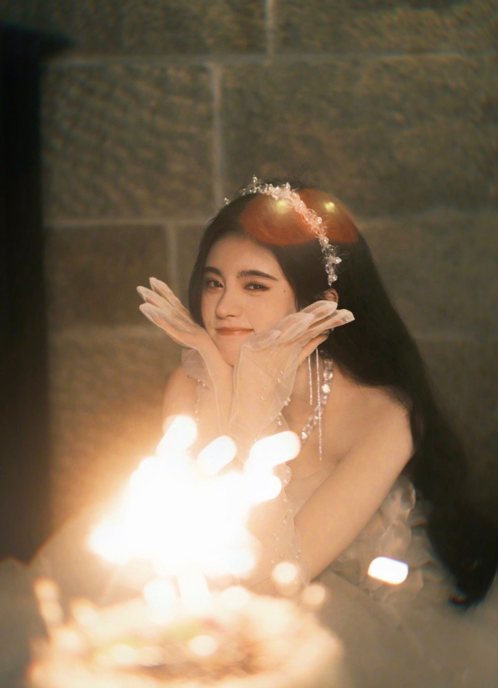 鞠婧祎个人工作室发布了两套生日造型,一套是暗黑公主系生日写真大片