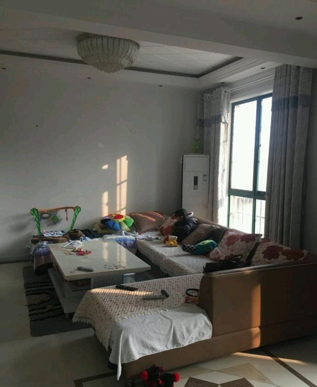 婆家镇上的自建房盖好了,屋里屋外装好堪比城里百万大别墅