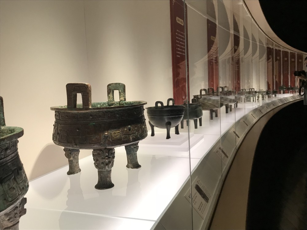 展厅现场,来自社会各界人士捐赠的青铜鼎上海博物馆青铜研究部副主任