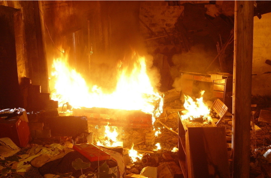 酒店起火封死唯一生路,多名顾客跳楼求生摔成粉碎性骨折,2001年明珠大