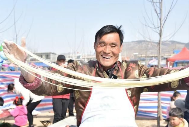 山东拉面哥村里的人变少了村民人不少就是网红太多了