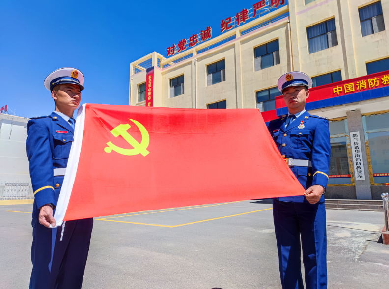 献礼建党100周年我与党旗合个影