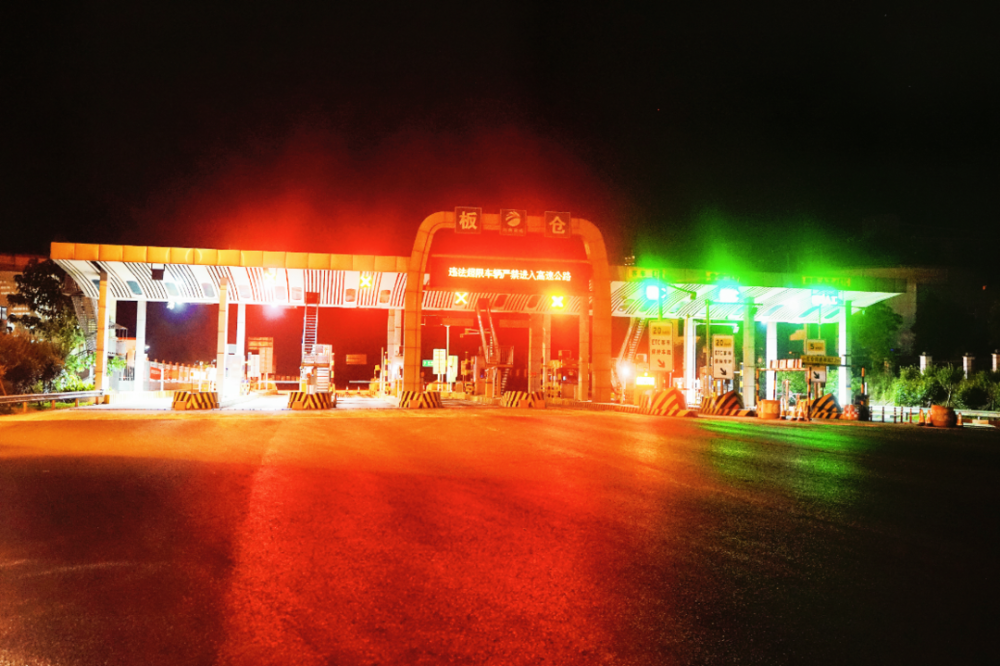 据长沙县交通运输局公路建养中心介绍,全县12个收费站,已有11个开工