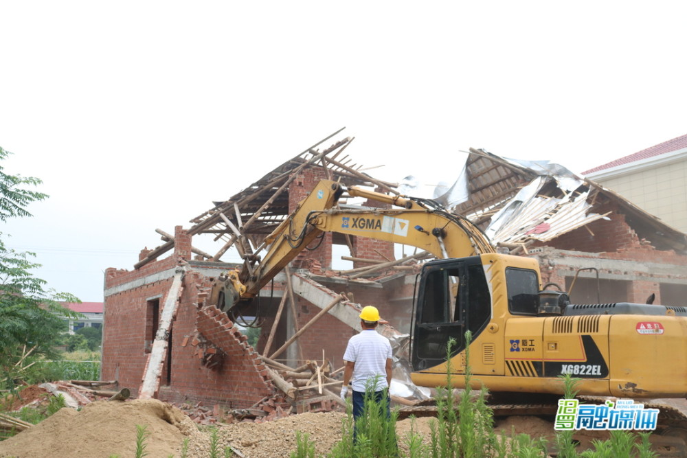 拆违进行时白塘镇依法拆除占用基本农田违建房