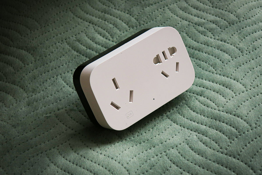 小米就推出了一款名为"空调伴侣"的产品,类似于一个转换插头,能通过