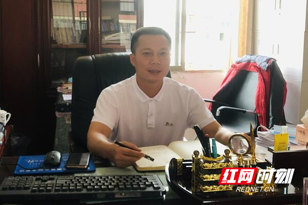 桃李不言下自成蹊记湖南省永州市蓝山一中校长李林选