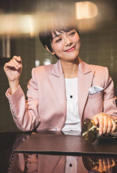 采访中,杨乐乐留着一头清爽短发,身穿白色t恤,画着淡妆,早已升级为