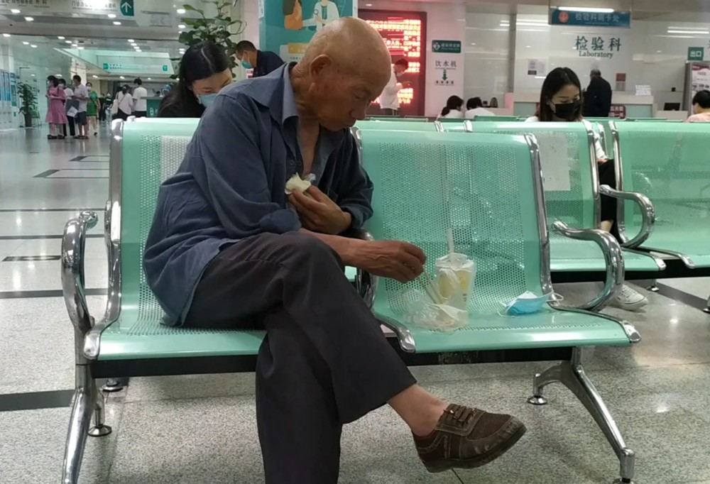 父亲节前夕医院实拍:一半老人独自看病无儿孙陪,医生下医嘱难度大