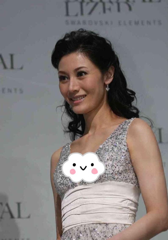 李嘉欣原来也不白穿银色裙子看着有点俗幸好颜值在线不减分