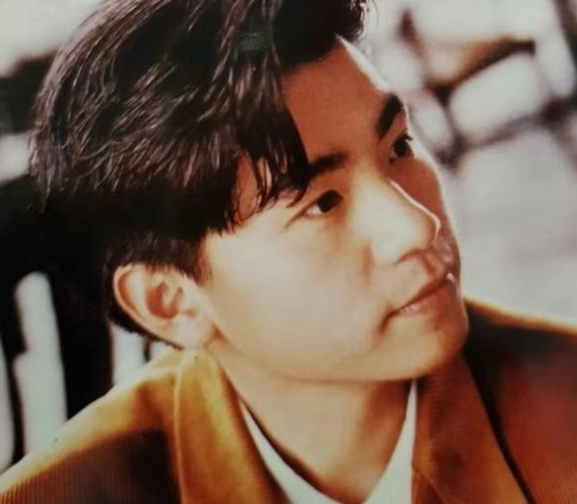 知名歌手黄翊突然入院!息影后生活坎坷,妻子患肾病4位至亲去世