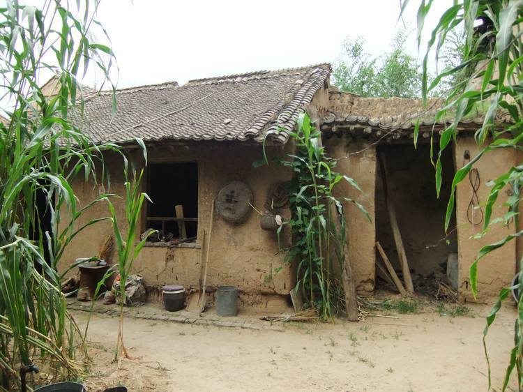 农村60后童年居住过的土墙茅草屋已成现在富人眼中的一道风景