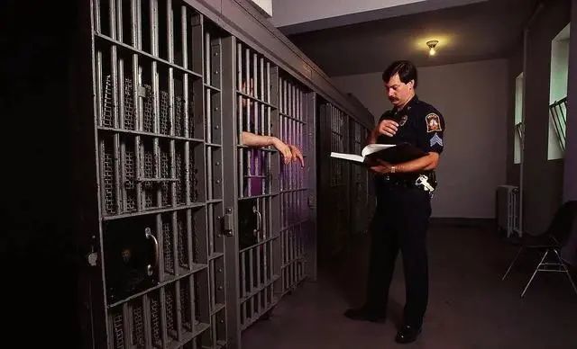美国牢房到底什么样记者卧底4个月揭露私人监狱的肮脏发家史