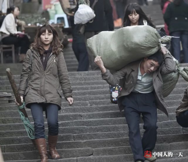 消失的重庆棒棒：最多时40万人如今不足2000人 年轻人都不愿干_腾讯新闻