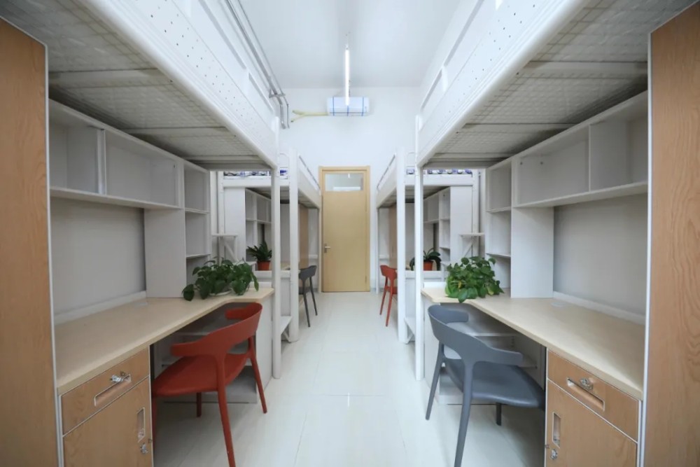 方面的生活和学习需求;还针对特殊人群需求,设计了无障碍宿舍和卫生间