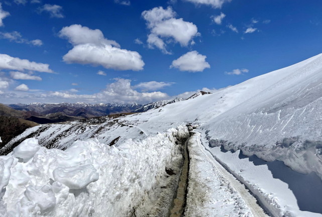 當然最難走的要數翻越夏貢拉山,由於已經開挖了隧道,山上的路不再修