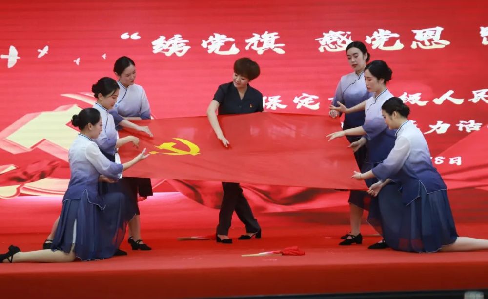 百名巾帼绣党旗一针一线铭党恩保定中院举办百名巾帼绣党旗接力活动