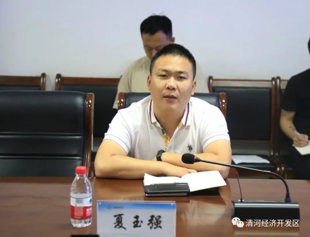 夏玉强介绍了河北汽车研究院职能,实验设备,人才配备,研究项目及成果