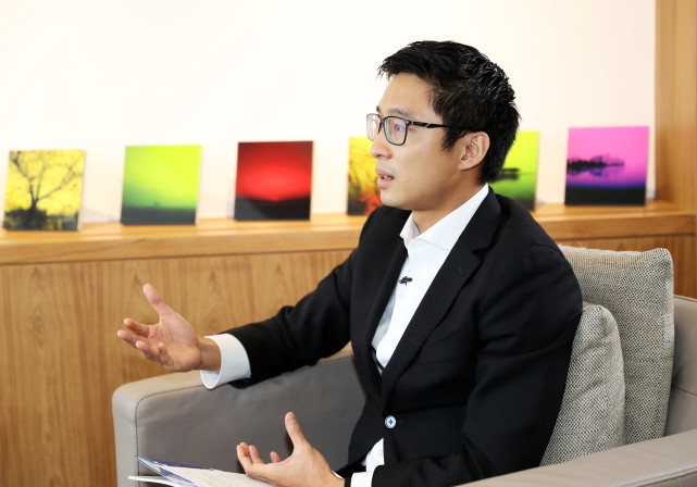 新华社记者 李钢 摄霍启刚(左)接受新华社记者专访(6月3日摄).