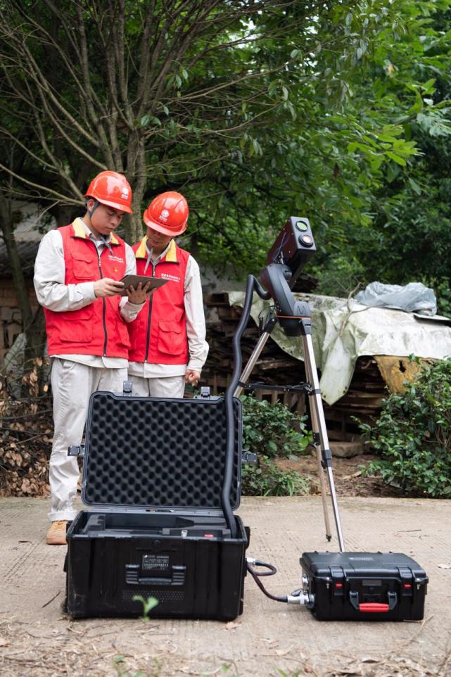 用"激光炮"清除碍事树枝,国网长沙供电公司用科技保障度夏供电安全
