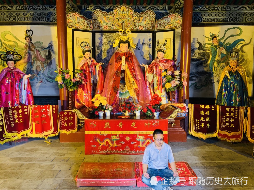 娘娘殿财神殿左右两边还各有一座配殿,西侧是五虎殿,供奉着关羽,张飞