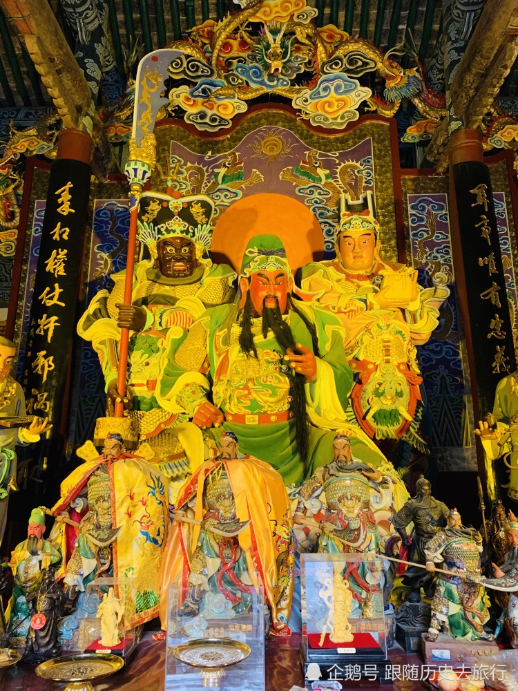 上悬挂着光绪皇帝御笔的"光昭日月"匾额,殿中雕塑着一尊关公武财神像