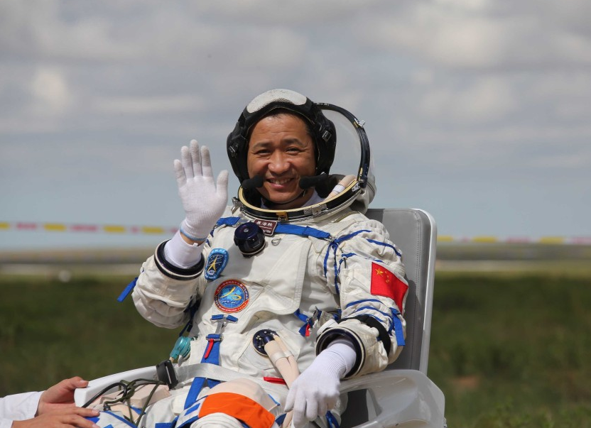 航空英雄聂海胜,57岁三巡太空,为何我国不选拔年轻的宇航员?