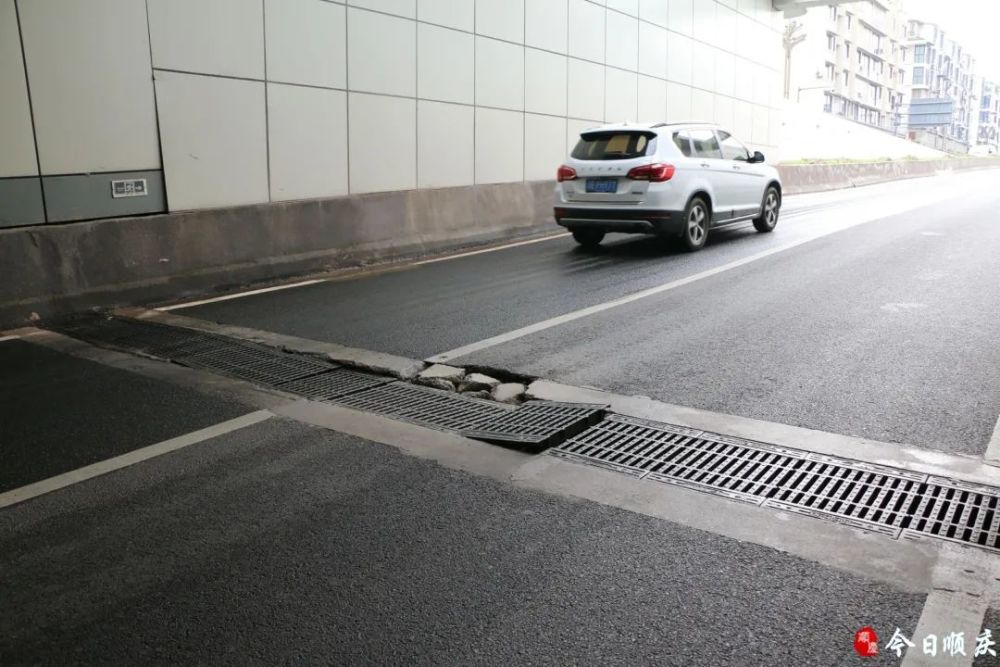 南充下穿隧道排水溝蓋板翹起來車輛通過哐啷哐啷地響