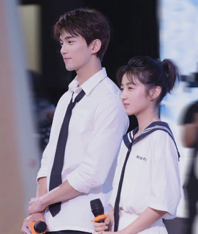 吴磊和张子枫毕业照拍摄花絮曝光穿同款校服互动超甜爱了