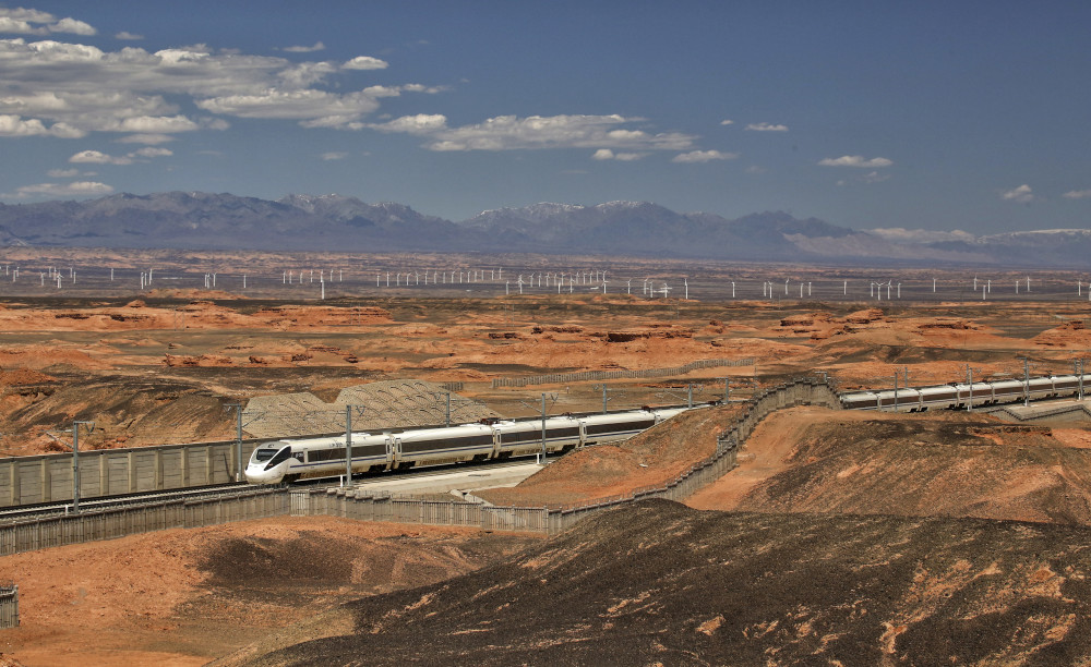 (社会)crh5e型长编卧铺动车组列车进疆