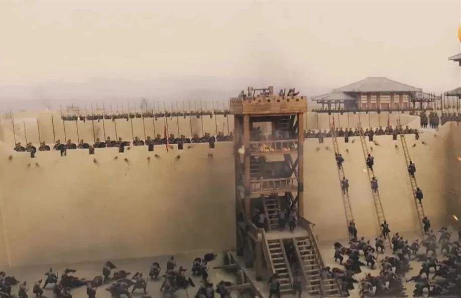 古代"攻城战"中,为何守城兵不直接推倒梯子?士兵:愚蠢的做法