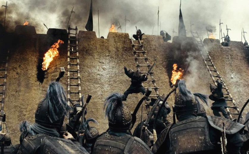 古代"攻城战"中,为何守城兵不直接推倒梯子?士兵:愚蠢的做法