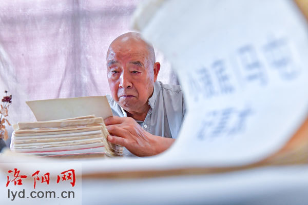 84岁老人手写100余万字笔记堪称孟津的百科全书