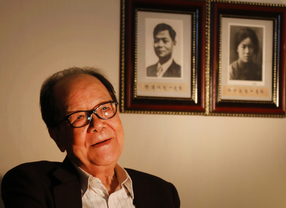 陈鹄和母亲徐全直(中)在上海(资料照片).