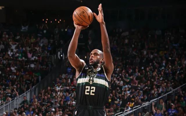 6中1仅3分,还对教练指手画脚,但塔克才是雄鹿赢球的最大功臣