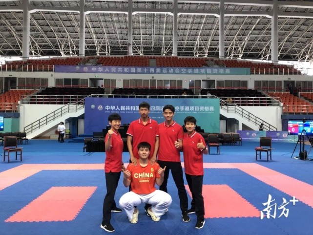 深圳市龙华中学跆拳道(空手道)队斩获多项国家级冠军_腾讯新闻