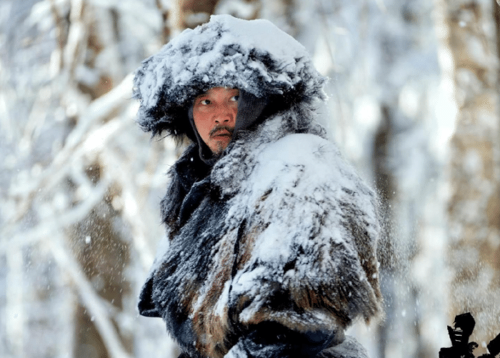 电影《悬崖之上》,二组下车后,特务已经知道了小兰的身份