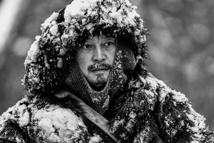 电影《悬崖之上》,楚良明显没有那么稳重,眼神很明显的