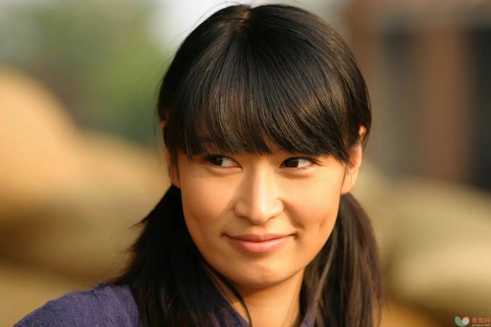 此外还有女兵班长朱晓娟的扮演者孙卓来自北京军区战友话剧团,总队杨