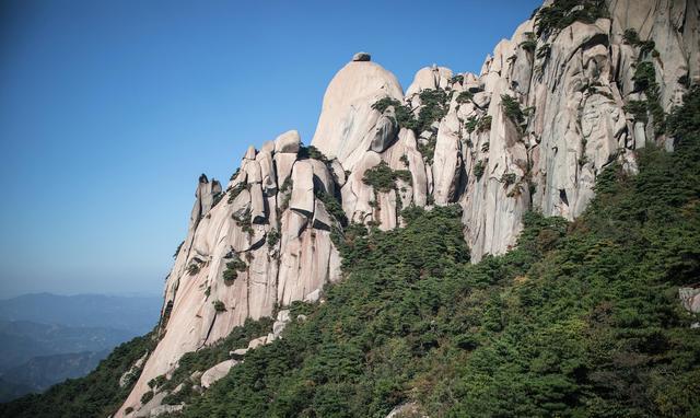 哪怕在最熱的7月,山上的平均氣溫也只有20°c,山風吹過,清涼無比,是