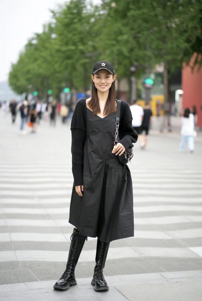 夏天火了一种穿法叫裙子配靴子高级又个性赚足回头率