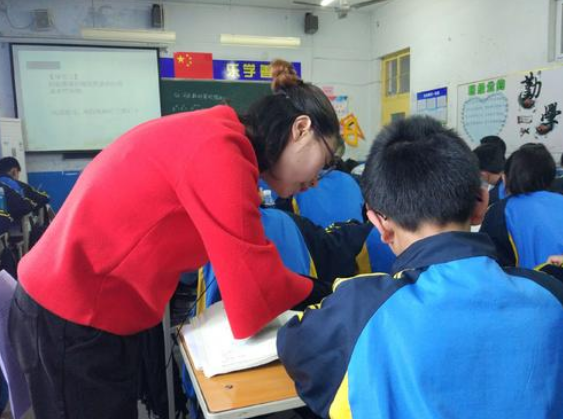 00后学生与老师谈话老师却担心这货会不会打我师生间的反差萌