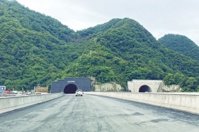 伏牛山隧道正在进行收尾施工