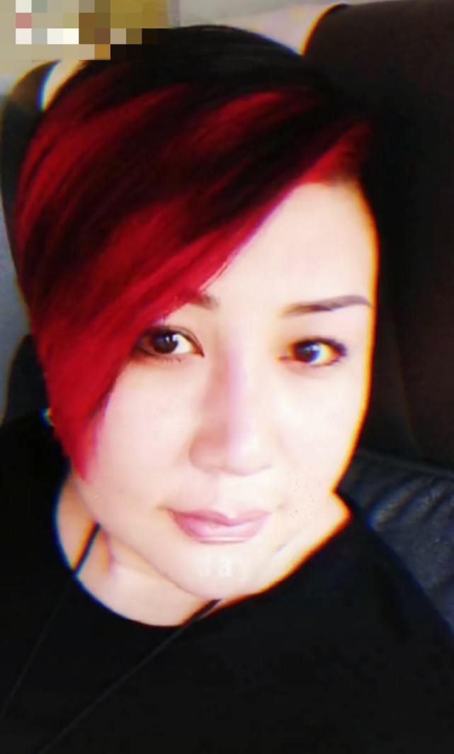 郭德纲老婆王惠晒旧照未发福前穿龙袍秀身材鸽子蛋钻戒太抢镜