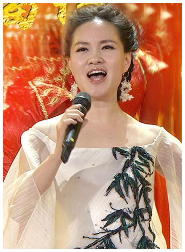 民歌女神雷佳34岁成首位博士级的歌唱家41岁魅力依旧