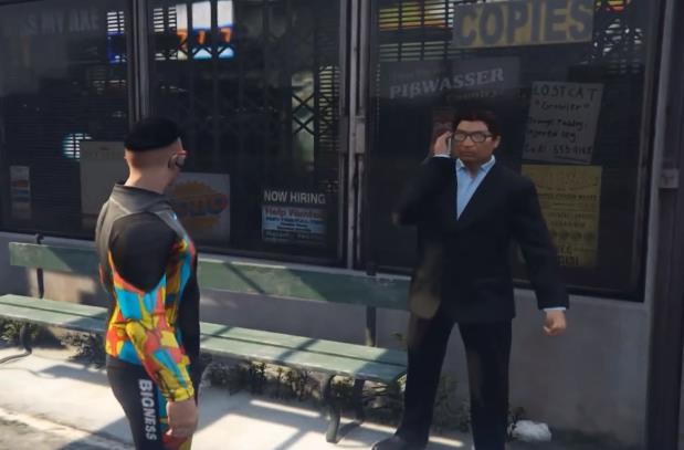 还记的这熟悉的npc吗,在线下剧情中和崔佛首次见面,简直惊爆全场,这