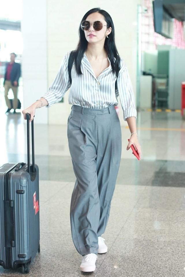 姚晨一身"辣妹装",短裤清凉又散热,配正经条纹气质更高级