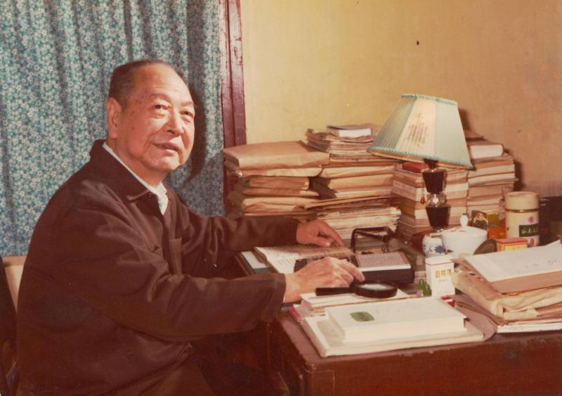 1981年11月,欧阳山在口述《一代风流》第三部《柳暗花明》的创作.