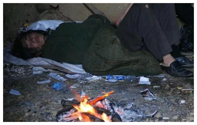 中国第一懒人的杨锁18岁成孤儿不会洗衣做饭23岁活活饿死家中